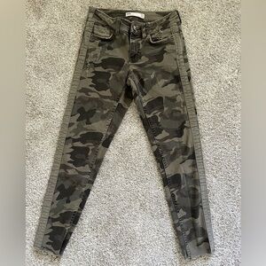 Zara Women’s Distressed Camouflage Camo Skinny Jeans Size 2 Raw Hem